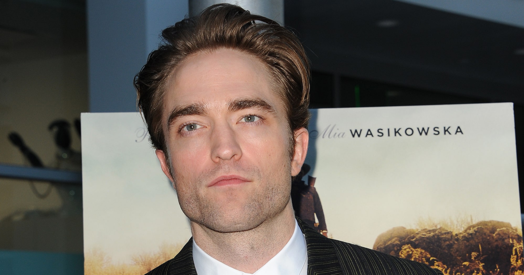 Robert Pattinson - Naturally handsome or plastic surgery?